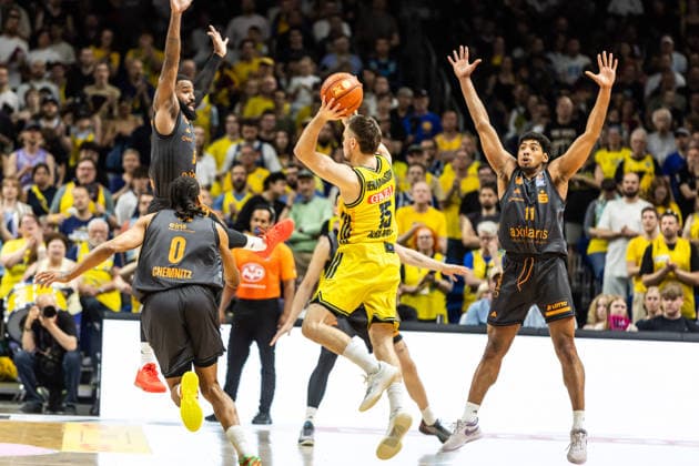 GER, easy-Credit Basketball-Bundesliga, ALBA Berlin - Niners Chemnitz. 03.05.2026, Uber Arena, Berlin, GER, easy-Credit Basketball-Bundesliga, ALBA Berlin - Niners Chemnitz. Martin Hermannsson (ALBA Berlin 15) Foto Alexander Trienitz Berlin Uber Arena Berlin Deutschland