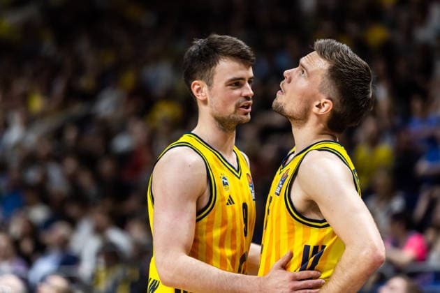 GER, easy-Credit Basketball-Bundesliga, ALBA Berlin - Niners Chemnitz. 03.05.2026, Uber Arena, Berlin, GER, easy-Credit Basketball-Bundesliga, ALBA Berlin - Niners Chemnitz. Jonas Mattisseck (ALBA Berlin 9) spricht mit Martin Hermannsson (ALBA Berlin 15) Foto Alexander Trienitz Berlin Uber Arena Berlin Deutschland