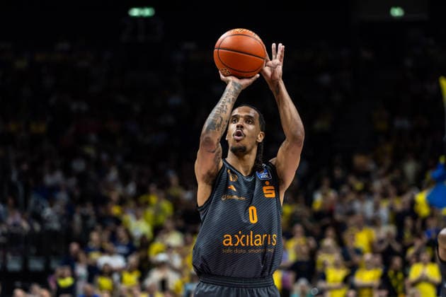 GER, easy-Credit Basketball-Bundesliga, ALBA Berlin - Niners Chemnitz. 03.05.2026, Uber Arena, Berlin, GER, easy-Credit Basketball-Bundesliga, ALBA Berlin - Niners Chemnitz. Kevin Yebo (Niners Chemnitz, 0) bei einem Freiwurf Foto Alexander Trienitz Berlin Uber Arena Berlin Deutschland