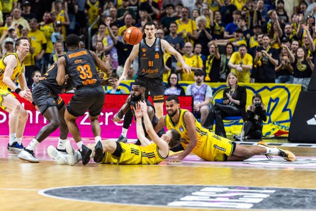 GER, easy-Credit Basketball-Bundesliga, ALBA Berlin - Niners Chemnitz. 03.05.2026, Uber Arena, Berlin, GER, easy-Credit Basketball-Bundesliga, ALBA Berlin - Niners Chemnitz. Martin Hermannsson (ALBA Berlin 15), Norris Agbakoko (ALBA Berlin 17) im Kampf um den Ball gegen Eric Washington (Niners Chemnitz, 33), Corey Davis Jr. (Niners Chemnitz, 5) Foto Alexander Trienitz Berlin Uber Arena Berlin Deutschland