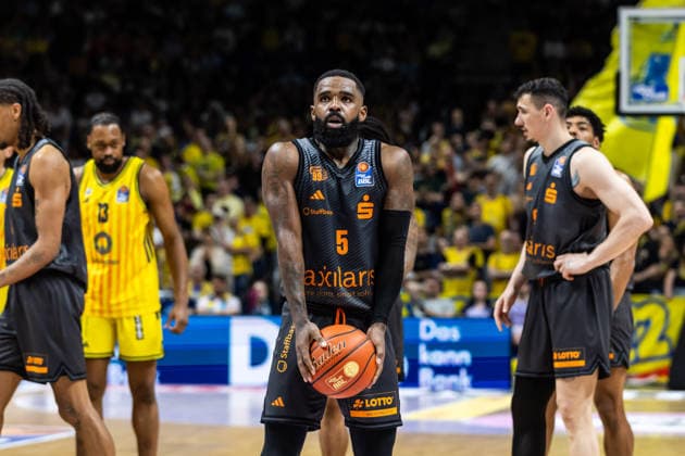 GER, easy-Credit Basketball-Bundesliga, ALBA Berlin - Niners Chemnitz. 03.05.2026, Uber Arena, Berlin, GER, easy-Credit Basketball-Bundesliga, ALBA Berlin - Niners Chemnitz. Corey Davis Jr. (Niners Chemnitz, 5) bei einem Freiwurf Foto Alexander Trienitz Berlin Uber Arena Berlin Deutschland
