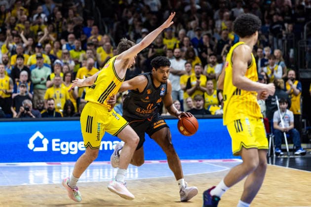 GER, easy-Credit Basketball-Bundesliga, ALBA Berlin - Niners Chemnitz. 03.05.2026, Uber Arena, Berlin, GER, easy-Credit Basketball-Bundesliga, ALBA Berlin - Niners Chemnitz. Kostja Mushidi (Niners Chemnitz, 11), Malte Delow (ALBA Berlin 6) Foto Alexander Trienitz Berlin Uber Arena Berlin Deutschland