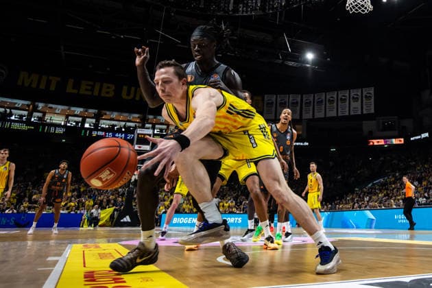 GER, easy-Credit Basketball-Bundesliga, ALBA Berlin - Niners Chemnitz. 03.05.2026, Uber Arena, Berlin, GER, easy-Credit Basketball-Bundesliga, ALBA Berlin - Niners Chemnitz. Justin Bean (ALBA Berlin 34), Aher Uguak (Niners Chemnitz, 1) Foto Alexander Trienitz Berlin Uber Arena Berlin Deutschland