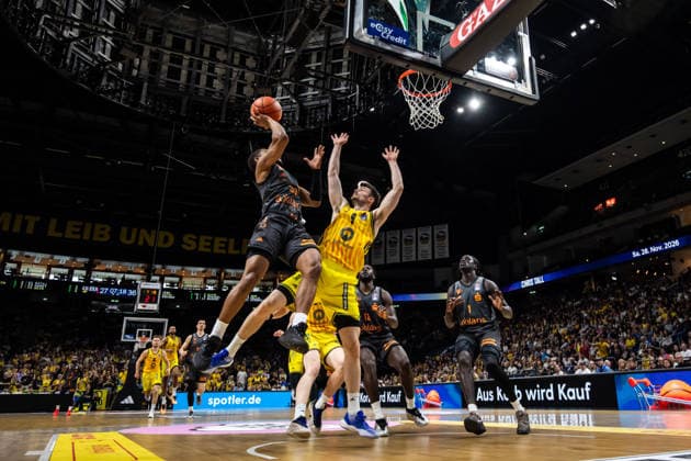 GER, easy-Credit Basketball-Bundesliga, ALBA Berlin - Niners Chemnitz. 03.05.2026, Uber Arena, Berlin, GER, easy-Credit Basketball-Bundesliga, ALBA Berlin - Niners Chemnitz. Eric Washington (Niners Chemnitz, 33), Jonas Mattisseck (ALBA Berlin 9) Foto Alexander Trienitz Berlin Uber Arena Berlin Deutschland