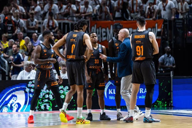 GER, easy-Credit Basketball-Bundesliga, ALBA Berlin - Niners Chemnitz. 03.05.2026, Uber Arena, Berlin, GER, easy-Credit Basketball-Bundesliga, ALBA Berlin - Niners Chemnitz. Rodrigo Pastore (Head Coach), Niners Chemnitz spricht mit seinen Spielern Foto Alexander Trienitz Berlin Uber Arena Berlin Deutschland