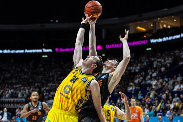 GER, easy-Credit Basketball-Bundesliga, ALBA Berlin - Niners Chemnitz. 03.05.2026, Uber Arena, Berlin, GER, easy-Credit Basketball-Bundesliga, ALBA Berlin - Niners Chemnitz. Justin Bean (ALBA Berlin 34), Yordan Minchev (Niners Chemnitz, 91) Foto Alexander Trienitz Berlin Uber Arena Berlin Deutschland