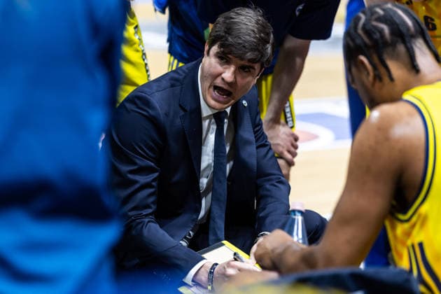 GER, easy-Credit Basketball-Bundesliga, ALBA Berlin - Niners Chemnitz. 03.05.2026, Uber Arena, Berlin, GER, easy-Credit Basketball-Bundesliga, ALBA Berlin - Niners Chemnitz. Pedro Calles (Head Coach), ALBA Berlin spricht mit seinen Spielern Foto Alexander Trienitz Berlin Uber Arena Berlin Deutschland