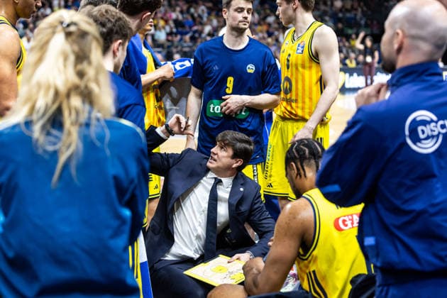 GER, easy-Credit Basketball-Bundesliga, ALBA Berlin - Niners Chemnitz. 03.05.2026, Uber Arena, Berlin, GER, easy-Credit Basketball-Bundesliga, ALBA Berlin - Niners Chemnitz. Pedro Calles (Head Coach), ALBA Berlin spricht mit seinen Spielern Foto Alexander Trienitz Berlin Uber Arena Berlin Deutschland