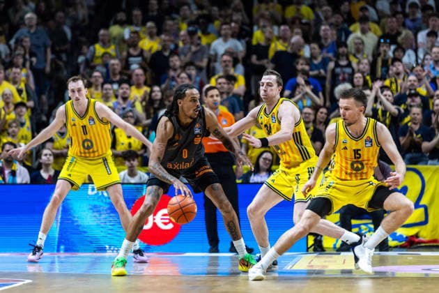 GER, easy-Credit Basketball-Bundesliga, ALBA Berlin - Niners Chemnitz. 03.05.2026, Uber Arena, Berlin, GER, easy-Credit Basketball-Bundesliga, ALBA Berlin - Niners Chemnitz. Kevin Yebo (Niners Chemnitz, 0), Martin Hermannsson (ALBA Berlin 15), Justin Bean (ALBA Berlin 34) Foto Alexander Trienitz Berlin Uber Arena Berlin Deutschland