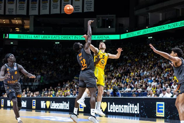 GER, easy-Credit Basketball-Bundesliga, ALBA Berlin - Niners Chemnitz. 03.05.2026, Uber Arena, Berlin, GER, easy-Credit Basketball-Bundesliga, ALBA Berlin - Niners Chemnitz. Martin Hermannsson (ALBA Berlin 15), Amadou Sow (Niners Chemnitz, 12) Foto Alexander Trienitz Berlin Uber Arena Berlin Deutschland