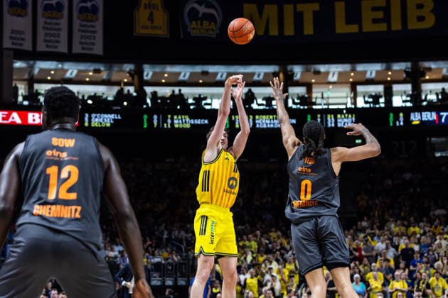 GER, easy-Credit Basketball-Bundesliga, ALBA Berlin - Niners Chemnitz. 03.05.2026, Uber Arena, Berlin, GER, easy-Credit Basketball-Bundesliga, ALBA Berlin - Niners Chemnitz. Moses Wood (ALBA Berlin 11), Kevin Yebo (Niners Chemnitz, 0) Foto Alexander Trienitz Berlin Uber Arena Berlin Deutschland