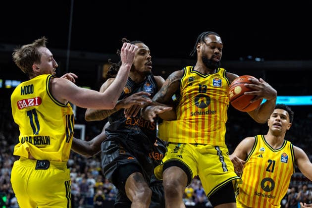 GER, easy-Credit Basketball-Bundesliga, ALBA Berlin - Niners Chemnitz. 03.05.2026, Uber Arena, Berlin, GER, easy-Credit Basketball-Bundesliga, ALBA Berlin - Niners Chemnitz. J wan Roberts (ALBA Berlin 13), Kevin Yebo (Niners Chemnitz, 0) Foto Alexander Trienitz Berlin Uber Arena Berlin Deutschland