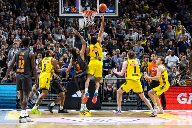 GER, easy-Credit Basketball-Bundesliga, ALBA Berlin - Niners Chemnitz. 03.05.2026, Uber Arena, Berlin, GER, easy-Credit Basketball-Bundesliga, ALBA Berlin - Niners Chemnitz. Michael Rataj (ALBA Berlin 21), Kevin Yebo (Niners Chemnitz, 0) Foto Alexander Trienitz Berlin Uber Arena Berlin Deutschland