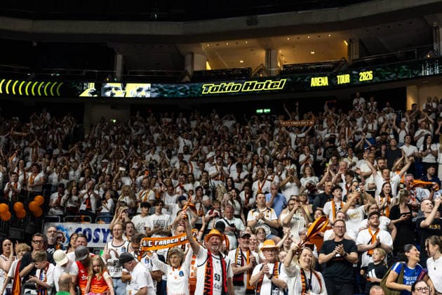 GER, easy-Credit Basketball-Bundesliga, ALBA Berlin - Niners Chemnitz. 03.05.2026, Uber Arena, Berlin, GER, easy-Credit Basketball-Bundesliga, ALBA Berlin - Niners Chemnitz. Fans der Niners Chemnitz jubeln Foto Alexander Trienitz Berlin Uber Arena Berlin Deutschland