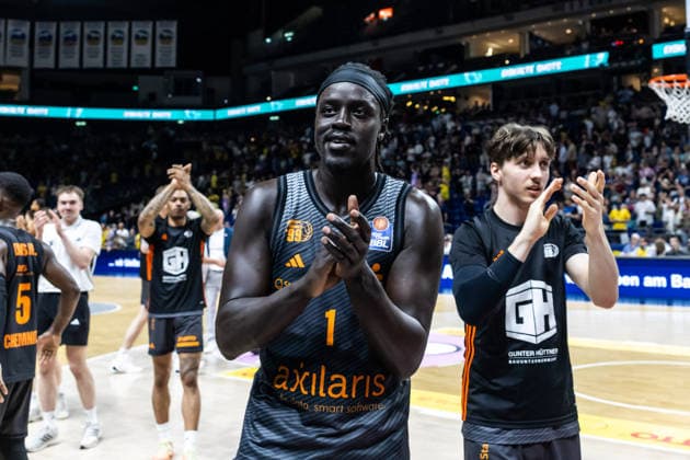 GER, easy-Credit Basketball-Bundesliga, ALBA Berlin - Niners Chemnitz. 03.05.2026, Uber Arena, Berlin, GER, easy-Credit Basketball-Bundesliga, ALBA Berlin - Niners Chemnitz. Aher Uguak (Niners Chemnitz, 1) bedankt sich bei den Fans Foto Alexander Trienitz Berlin Uber Arena Berlin Deutschland