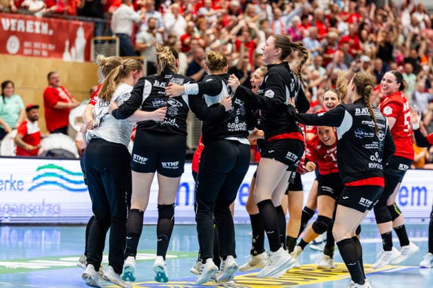 03.05.2026, GER, Handball, Frauen, Saison 2025 2026, Alsco 1.Bl, PlayOff Halbfinale Spiel 2, Thueringer HC - HSG Blomberg-Lippe der Thueringer HC gewinnt das Heimspiel der PlayOff Halbfinalserie gegen HSG Blomberg-Lippe. Somit steht es nach Spielen 1:1. Mit im Bild Kim Ott (Thueringer HC,25) beim gemeinsamen Jubel mit der Mannschaft 99947 Bad Langensalza Salza Halle Sporthalle Mehrz Thüringen Deutschland