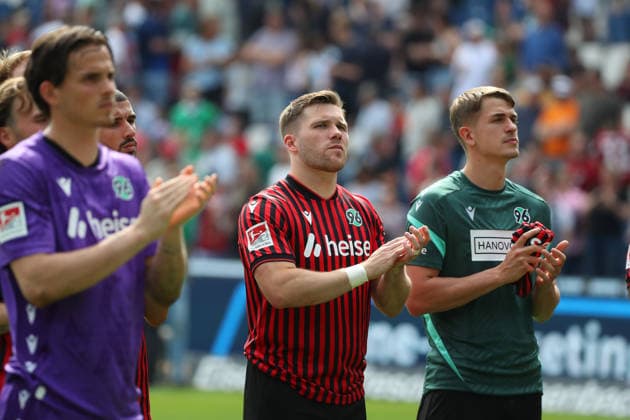 Hannover 96 vs Münster, 2. BL Hannover, 03.05.2026, Fussball - Herren, 2. BL, Saison 2025 2026, Hannover 96 vs Preußen Münster, Torwart Nahuell Noll (Hannover 96), Benjamin Källman (Hannover 96), Maik Nawrocki (Hannover 96) bedanken sich bei den Fans (DFL DFB REGULATIONS PROHIBIT ANY USE OF PHOTOGRAPHS as IMAGE SEQUENCES and or QUASI-VIDEO) Heinz von Heiden Arena Niedersachsen Deutschland
