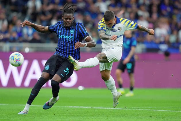 Inter Milan s Yann Bisseck fights for the ball with Parma™s Adrian Benedyczak during the Serie A soccer match between Inter and Parma at the San Siro Stadium in Milan , north Italy - Sunday , May 03 , 2026. - Soccer .  Copyright: xSpada LaPressex