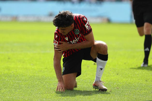 Hannover 96 vs Münster, 2. BL Hannover, 03.05.2026, Fussball - Herren, 2. BL, Saison 2025 2026, Hannover 96 vs Preußen Münster, Husseyn Chakroun (Hannover 96) hat sich verletzt (DFL DFB REGULATIONS PROHIBIT ANY USE OF PHOTOGRAPHS as IMAGE SEQUENCES and or QUASI-VIDEO) Heinz von Heiden Arena Niedersachsen Deutschland