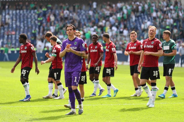 Hannover 96 vs Münster, 2. BL Hannover, 03.05.2026, Fussball - Herren, 2. BL, Saison 2025 2026, Hannover 96 vs Preußen Münster. Die Mannschaft des Hannover 96 bedankt sich nach Spielende bei den Fans. (DFL DFB REGULATIONS PROHIBIT ANY USE OF PHOTOGRAPHS as IMAGE SEQUENCES and or QUASI-VIDEO) Heinz von Heiden Arena Niedersachsen Deutschland
