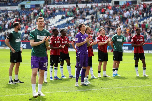 Hannover 96 vs Münster, 2. BL Hannover, 03.05.2026, Fussball - Herren, 2. BL, Saison 2025 2026, Hannover 96 vs Preußen Münster. Die Mannschaft des Hannover 96 bedankt sich nach Spielende bei den Fans. (DFL DFB REGULATIONS PROHIBIT ANY USE OF PHOTOGRAPHS as IMAGE SEQUENCES and or QUASI-VIDEO) Heinz von Heiden Arena Niedersachsen Deutschland