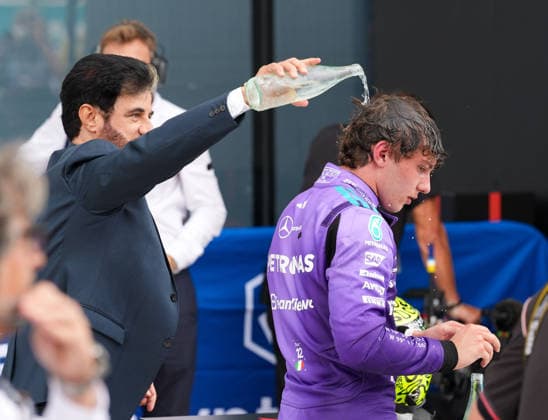 FIA-Präsident Mohammed Ben Sulayem schüttet Wasser über Andrea Kimi Antonelli (Mercedes-AMG Petronas F1 Team, Italien, 12) nach dessen Sieg im Rennen. USA, Formel 1 Weltmeisterschaft, Miami Grand Prix, Miami International Autodrome, Miami Gardens, Renntag, Saison 2026, 03.05.2026 USA, Formel 1 Weltmeisterschaft, Miami Grand Prix, Miami International Autodrome, Miami Gardens, Rennen, Saison 2026, 03.05.2026 Miami Gardens Copyright: xEibner-Pressefoto ScottxColemanx EP_SCN