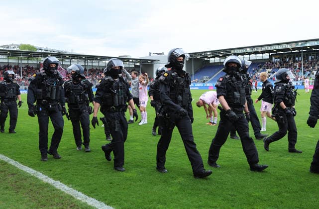 03.05.2026, Fussball 3. Liga, SV Wehen Wiesbaden - VfL Osnabrück, v.l., Polizei marschiert auf den Rasen um einen Platzsturm zu verhindern DFL DFB REGULATIONS PROHIBIT ANY USE OF PHOTOGRAPHS AS IMAGE SEQUENCES AND OR QUASI-VIDEO. xdcx