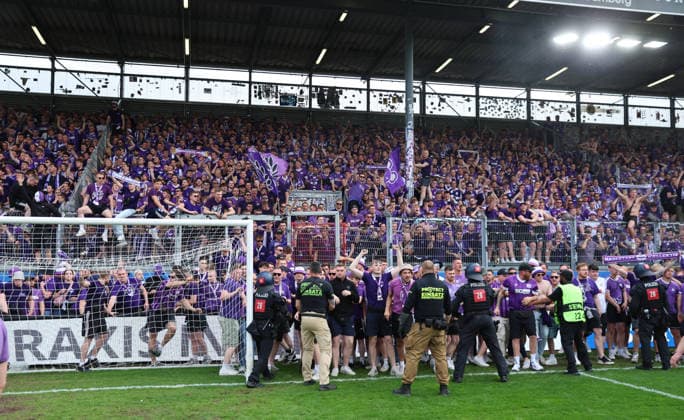 03.05.2026, Fussball 3. Liga, SV Wehen Wiesbaden - VfL Osnabrück, v.l., Osnabrück-Fans feiern den Aufstieg in die 2. Bundesliga, celebrate the promotion to the 2. Bundesliga DFL DFB REGULATIONS PROHIBIT ANY USE OF PHOTOGRAPHS AS IMAGE SEQUENCES AND OR QUASI-VIDEO. xdcx