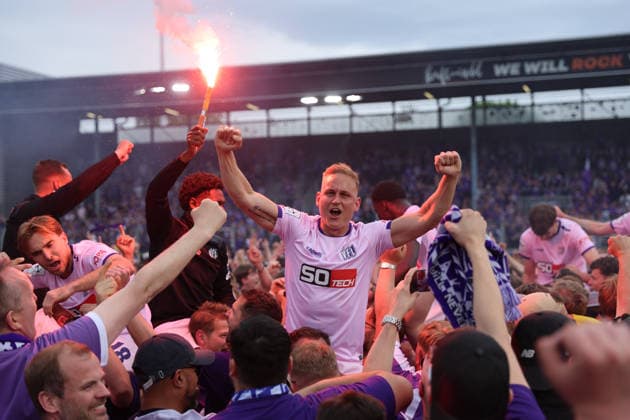 03.05.2026, Fussball 3. Liga, SV Wehen Wiesbaden - VfL Osnabrück, v.l., Osnabrück-Spieler feiern den Aufstieg in die 2. Bundesliga, celebrate the promotion to the 2. Bundesliga, Tony Lesueur (VfL Osnabrück), Kai Pröger (VfL Osnabrück), zünden Pyrotechnik, Pyro, Rauch, Feuer, Bengalos, Rauchbomben, pirotecnica, fumo, fuoco, Wunderkerzen DFL DFB REGULATIONS PROHIBIT ANY USE OF PHOTOGRAPHS AS IMAGE SEQUENCES AND OR QUASI-VIDEO. xdcx