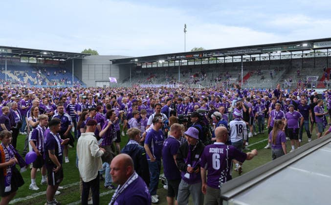03.05.2026, Fussball 3. Liga, SV Wehen Wiesbaden - VfL Osnabrück, v.l., Osnabrück-Fans feiern den Aufstieg in die 2. Bundesliga, celebrate the promotion to the 2. Bundesliga DFL DFB REGULATIONS PROHIBIT ANY USE OF PHOTOGRAPHS AS IMAGE SEQUENCES AND OR QUASI-VIDEO. xdcx