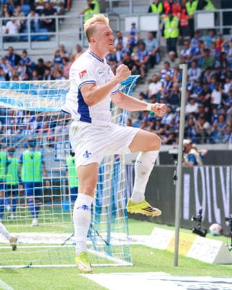 Deutschland: Karlsruher SC vs. SV Darmstadt 98, 32. Spieltag, 2. Bundesliga, Saison 2025 26, BBBank Wildpark (Karlsruhe): Jubel Isac Lidberg, (SV Darmstadt 98, 7) nach seinem Tor Karlsruhe BBBank Wildpark Baden-Württemberg Deutschland *** Germany Karlsruher SC vs SV Darmstadt 98, Matchday 32, 2 Bundesliga, Season 2025 26, BBBank Wildpark Karlsruhe Cheers Isac Lidberg, SV Darmstadt 98, 7 after his goal Karlsruhe BBBank Wildpark Baden Württemberg Germany Copyright: xBenedictxChristx