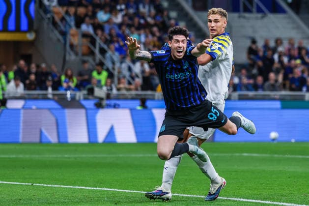FC Internazionale vs Parma Calcio 1913 - Serie A 2025 26 - 03 05 2026 Alessandro Bastoni of FC Internazionale competes for the ball with Mateo Pellegrino Casalanguida of Parma Calcio 1913 during Serie A 2025 26 football match between FC Internazionale and Parma Calcio 1913 at San Siro Stadium in Milan, Italy Copyright: xBEAUTIFULxSPORTS Carabellix