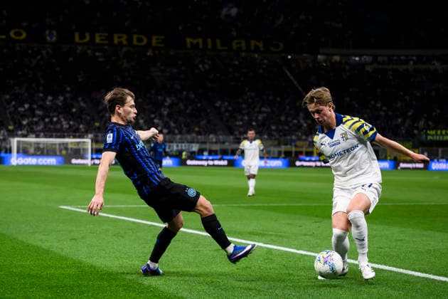 FC Internazionale v Parma Calcio - Serie A Nicolo Barella of FC Internazionale competes for the ball with Hans Nicolussi Caviglia of Parma Calcio during the Serie A football match between FC Internazionale and Parma Calcio. Milan Italy Copyright: xNicolòxCampox