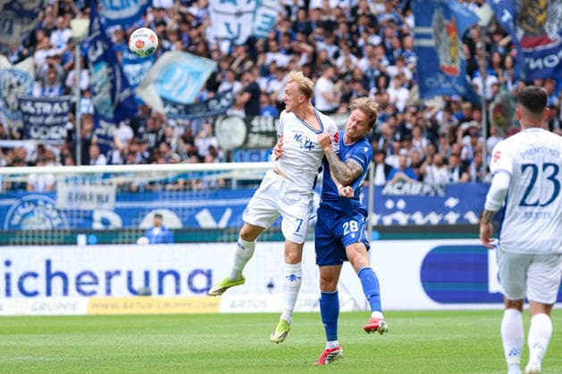 Deutschland: Karlsruher SC vs. SV Darmstadt 98, 32. Spieltag, 2. Bundesliga, Saison 2025 26, BBBank Wildpark (Karlsruhe): Isac Lidberg, (SV Darmstadt 98, 7), Marcel Franke, (Karlsruher SC, 28) Zweikampf Karlsruhe BBBank Wildpark Baden-Württemberg Deutschland
