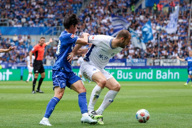 Deutschland: Karlsruher SC vs. SV Darmstadt 98, 32. Spieltag, 2. Bundesliga, Saison 2025 26, BBBank Wildpark (Karlsruhe): Shio Fukuda, (Karlsruher SC, 13), Aleksandar Vukotic, (SV Darmstadt 98, 20) Karlsruhe BBBank Wildpark Baden-Württemberg Deutschland