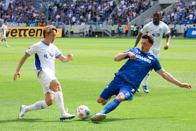 Deutschland: Karlsruher SC vs. SV Darmstadt 98, 32. Spieltag, 2. Bundesliga, Saison 2025 26, BBBank Wildpark (Karlsruhe): Hiroki Akiyama, (SV Darmstadt 98, 16), Nicolai Rapp, (Karlsruher SC, 6), Merveille Papela, (SV Darmstadt 98, 21) Karlsruhe BBBank Wildpark Baden-Württemberg Deutschland