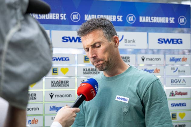 Deutschland: Karlsruher SC vs. SV Darmstadt 98, 32. Spieltag, 2. Bundesliga, Saison 2025 26, BBBank Wildpark (Karlsruhe): Christian Eichner (Trainer, Karlsruher SC) im Interview nach dem Spiel Karlsruhe BBBank Wildpark Baden-Württemberg Deutschland