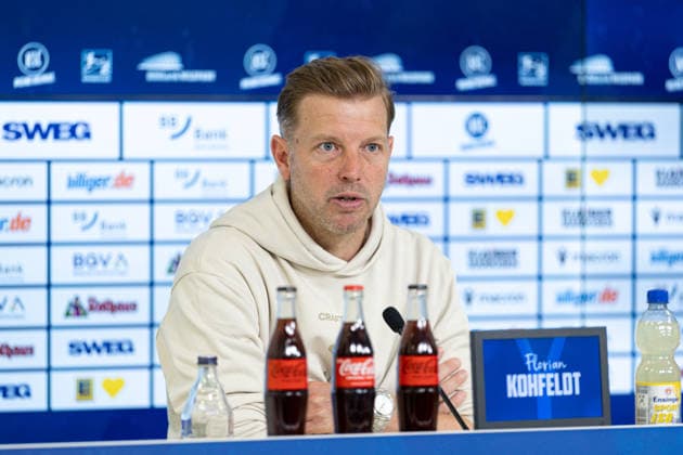 Deutschland: Karlsruher SC vs. SV Darmstadt 98, 32. Spieltag, 2. Bundesliga, Saison 2025 26, BBBank Wildpark (Karlsruhe): Florian Kohfeldt, (Trainer, SV Darmstadt 98) auf der Pressekonferenz nach dem Spiel Karlsruhe BBBank Wildpark Baden-Württemberg Deutschland