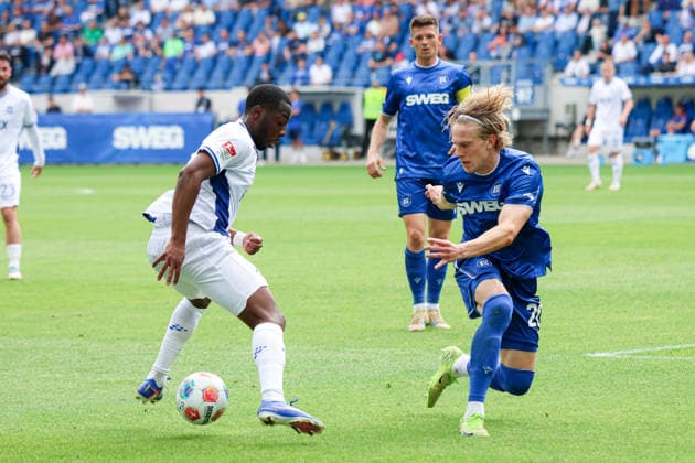 Deutschland: Karlsruher SC vs. SV Darmstadt 98, 32. Spieltag, 2. Bundesliga, Saison 2025 26, BBBank Wildpark (Karlsruhe): Merveille Papela, (SV Darmstadt 98, 21), David Herold, (Karlsruher SC, 20) Karlsruhe BBBank Wildpark Baden-Württemberg Deutschland