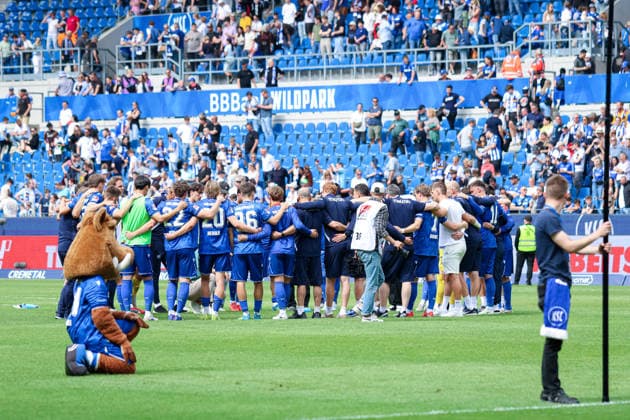 Deutschland: Karlsruher SC vs. SV Darmstadt 98, 32. Spieltag, 2. Bundesliga, Saison 2025 26, BBBank Wildpark (Karlsruhe): Karlsruher SC Mannschaftskreis nach Sieg gegen SV Darmstadt 98 Karlsruhe BBBank Wildpark Baden-Württemberg Deutschland