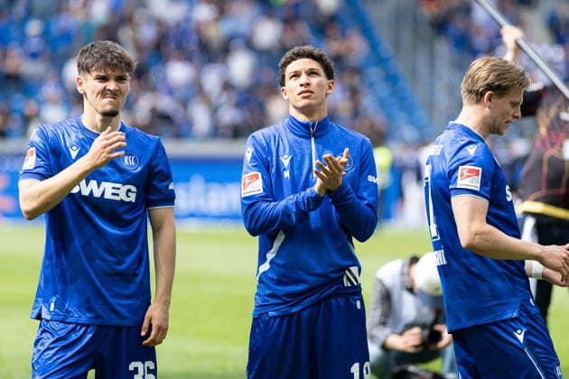 Deutschland: Karlsruher SC vs. SV Darmstadt 98, 32. Spieltag, 2. Bundesliga, Saison 2025 26, BBBank Wildpark (Karlsruhe): Rafael Pinto Pedrosa, (Karlsruher SC, 36), Louey Ben Farhat, (Karlsruher SC, 19) Karlsruhe BBBank Wildpark Baden-Württemberg Deutschland
