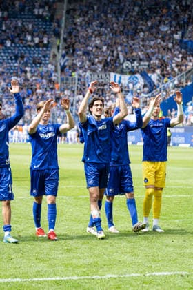 Deutschland: Karlsruher SC vs. SV Darmstadt 98, 32. Spieltag, 2. Bundesliga, Saison 2025 26, BBBank Wildpark (Karlsruhe): Dzenis Burnic, (Karlsruher SC, 7), Roko Simic, (Karlsruher SC, 9), Robin Himmelmann, (Karlsruher SC, 30) Karlsruhe BBBank Wildpark Baden-Württemberg Deutschland
