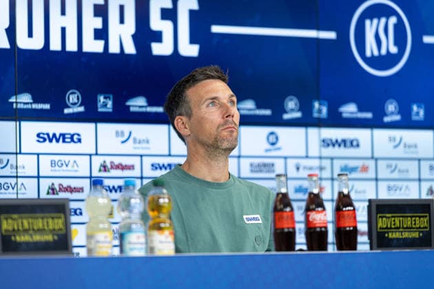 Deutschland: Karlsruher SC vs. SV Darmstadt 98, 32. Spieltag, 2. Bundesliga, Saison 2025 26, BBBank Wildpark (Karlsruhe): Christian Eichner (Trainer, Karlsruher SC) auf der Pressekonferenz nach dem Spiel Karlsruhe BBBank Wildpark Baden-Württemberg Deutschland