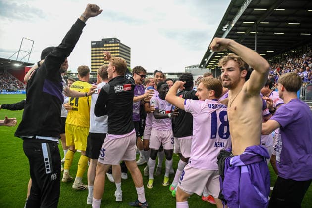 3. Liga - 25 26 - SV Wehen Wiesbaden - VfL Osnabrück am 03.05.2026 in der BRITA-Arena in Wiesbaden Die Mannschaft des VfL Osnabrück feiert den Aufstieg in die 2. Bundesliga und die Meisterschaft