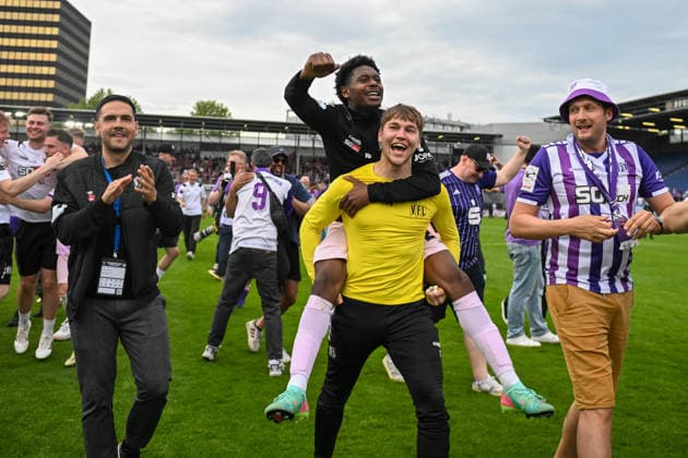 3. Liga - 25 26 - SV Wehen Wiesbaden - VfL Osnabrück am 03.05.2026 in der BRITA-Arena in Wiesbaden Die Mannschaft des VfL Osnabrück feiert den Aufstieg in die 2. Bundesliga und die Meisterschaft Torwart Niklas Sauter (Osnabrueck) und Tony Lesueur (Osnabrueck)