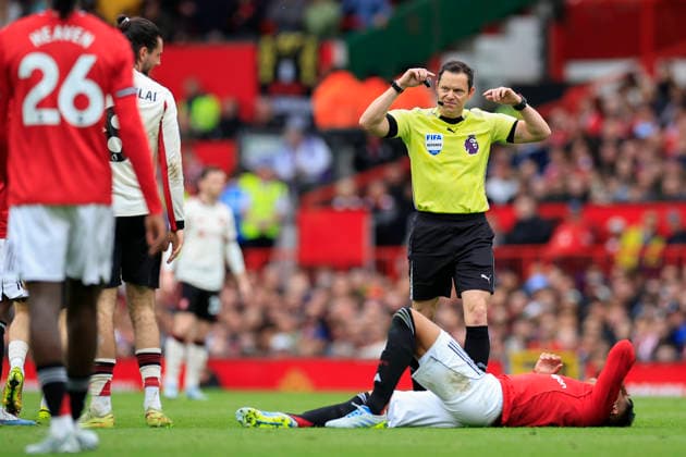 Manchester United, ManU v Liverpool, Premier League Referee Darren England indicates he stopped play due to a head injury to Casemiro (18) of Manchester United during the Premier League match between Manchester United and Liverpool at Old Trafford, Manchester, UK on 3 May 2026. Manchester Old Trafford Greater Manchester UK Editorial use only DataCo restrictions apply See www.football-dataco.com , Copyright: xConorxMolloyx PSI-24192-0178