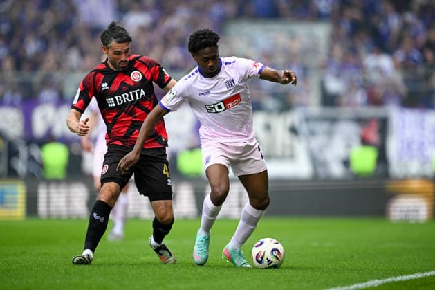 3. Liga - 25 26 - SV Wehen Wiesbaden - VfL Osnabrück am 03.05.2026 in der BRITA-Arena in Wiesbaden Sascha Mockenhaupt (Wiesbaden) im Zweikampf gegen Tony Lesueur (Osnabrueck)