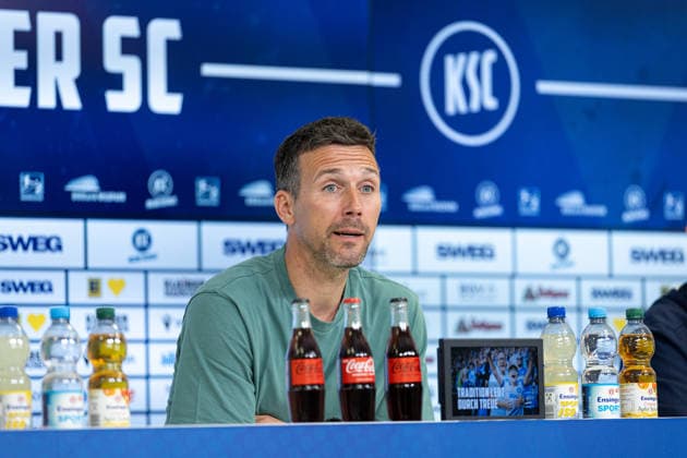 Deutschland: Karlsruher SC vs. SV Darmstadt 98, 32. Spieltag, 2. Bundesliga, Saison 2025 26, BBBank Wildpark (Karlsruhe): Christian Eichner (Trainer, Karlsruher SC) auf der Pressekonferenz nach dem Spiel Karlsruhe BBBank Wildpark Baden-Württemberg Deutschland