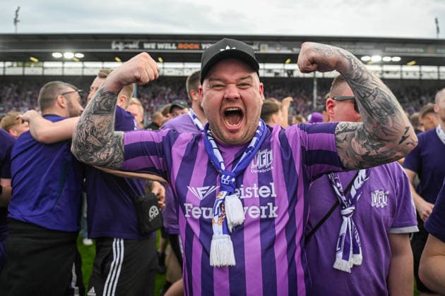 3. Liga - 25 26 - SV Wehen Wiesbaden - VfL Osnabrück am 03.05.2026 in der BRITA-Arena in Wiesbaden Fans des VfL Osnabrück feiert den Aufstieg in die 2. Bundesliga und die Meisterschaft