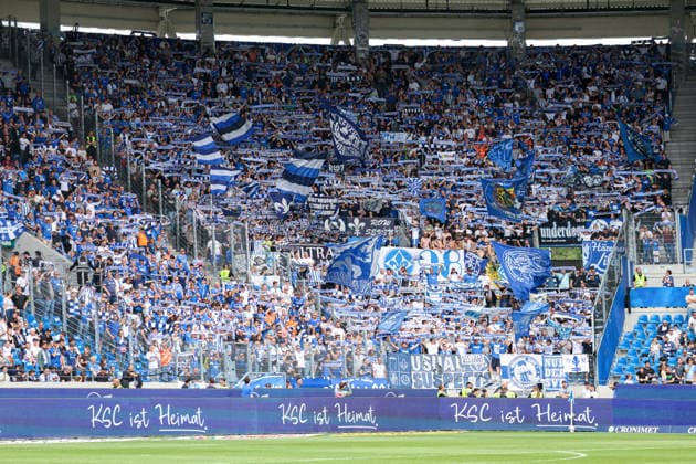 Deutschland: Karlsruher SC vs. SV Darmstadt 98, 32. Spieltag, 2. Bundesliga, Saison 2025 26, BBBank Wildpark (Karlsruhe): SV Darmstadt 98 Fans Karlsruhe BBBank Wildpark Baden-Württemberg Deutschland